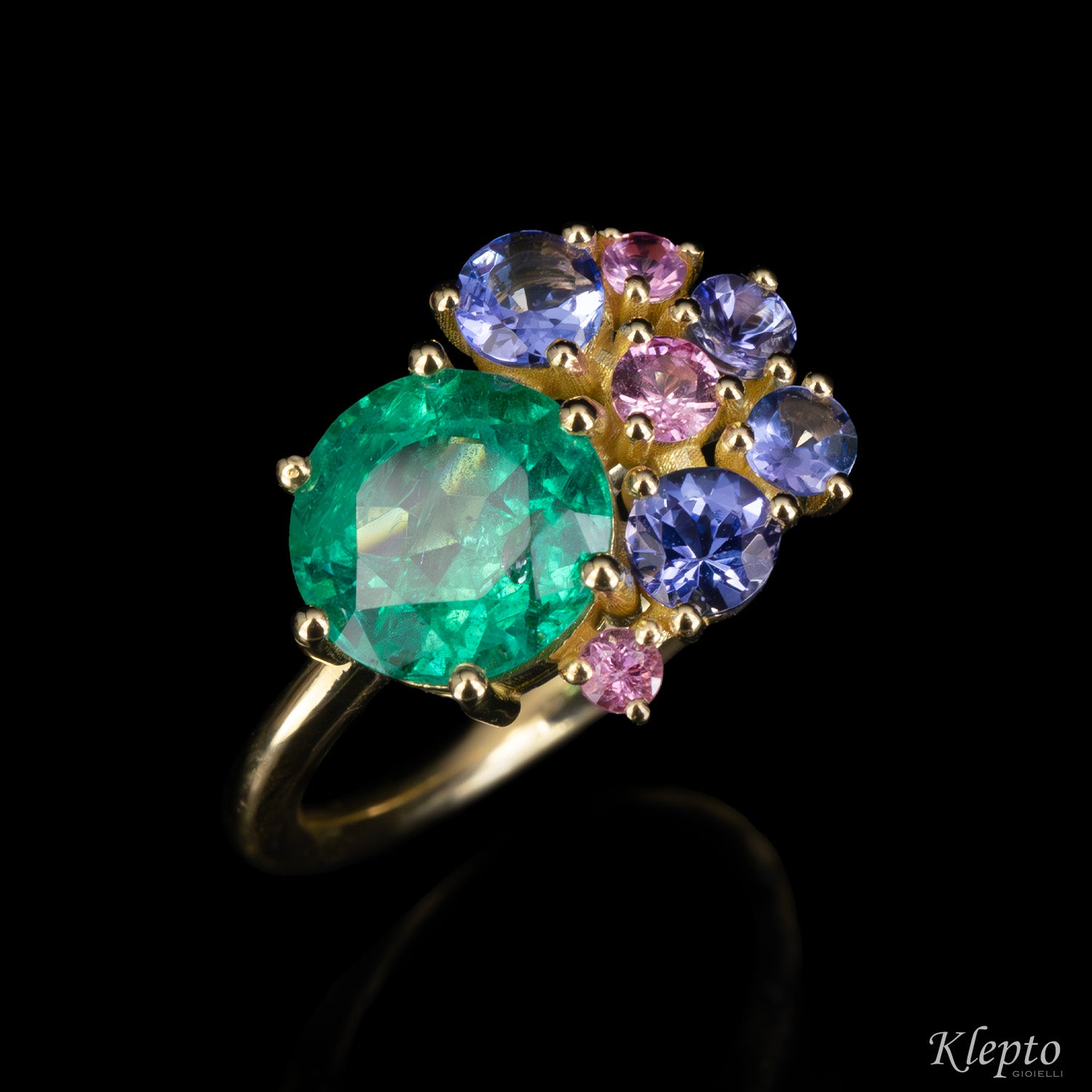 Anello classico by Klepto in oro giallo con Smeraldo, Tanzaniti e Zaffiri rosa