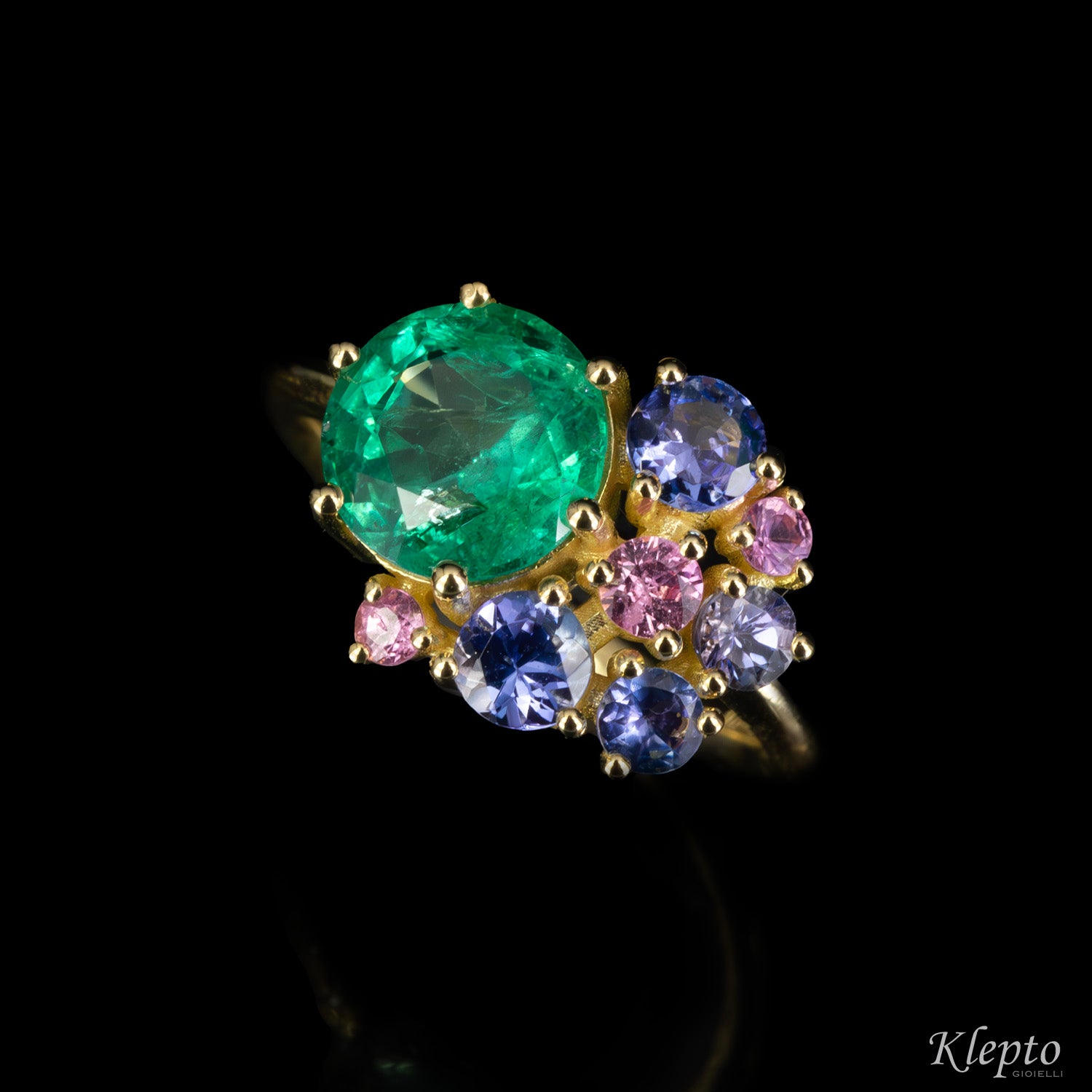 Anello classico by Klepto in oro giallo con Smeraldo, Tanzaniti e Zaffiri rosa