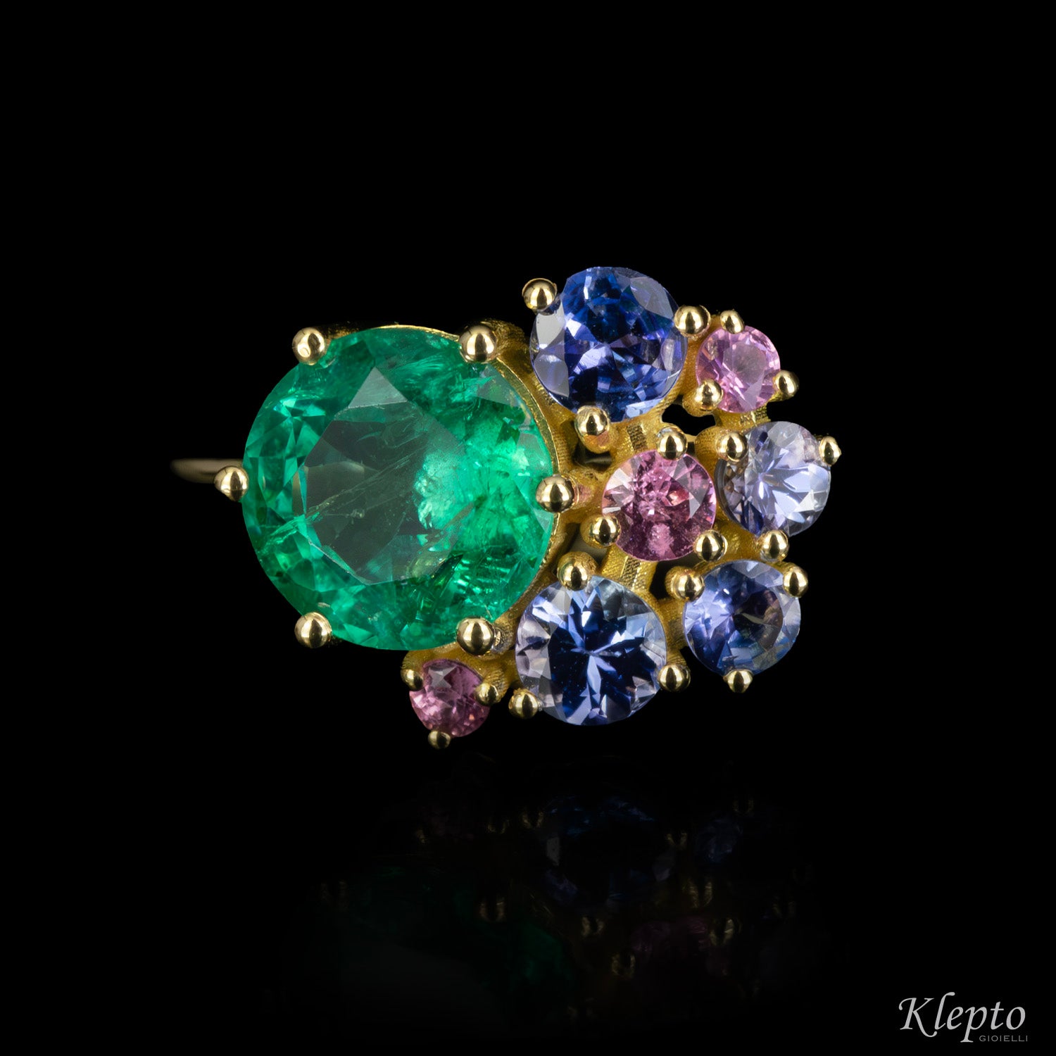 Anello classico by Klepto in oro giallo con Smeraldo, Tanzaniti e Zaffiri rosa