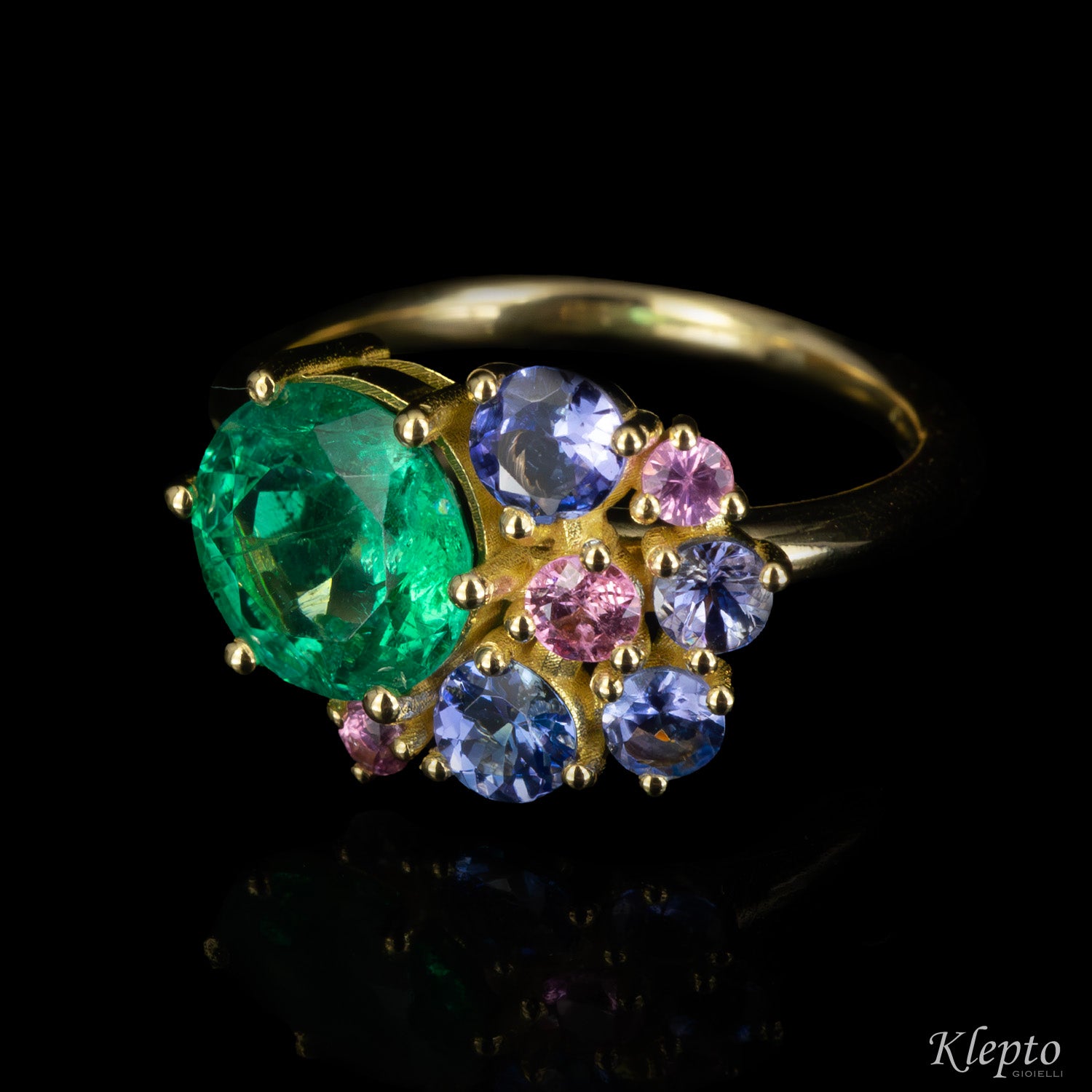 Anello classico by Klepto in oro giallo con Smeraldo, Tanzaniti e Zaffiri rosa