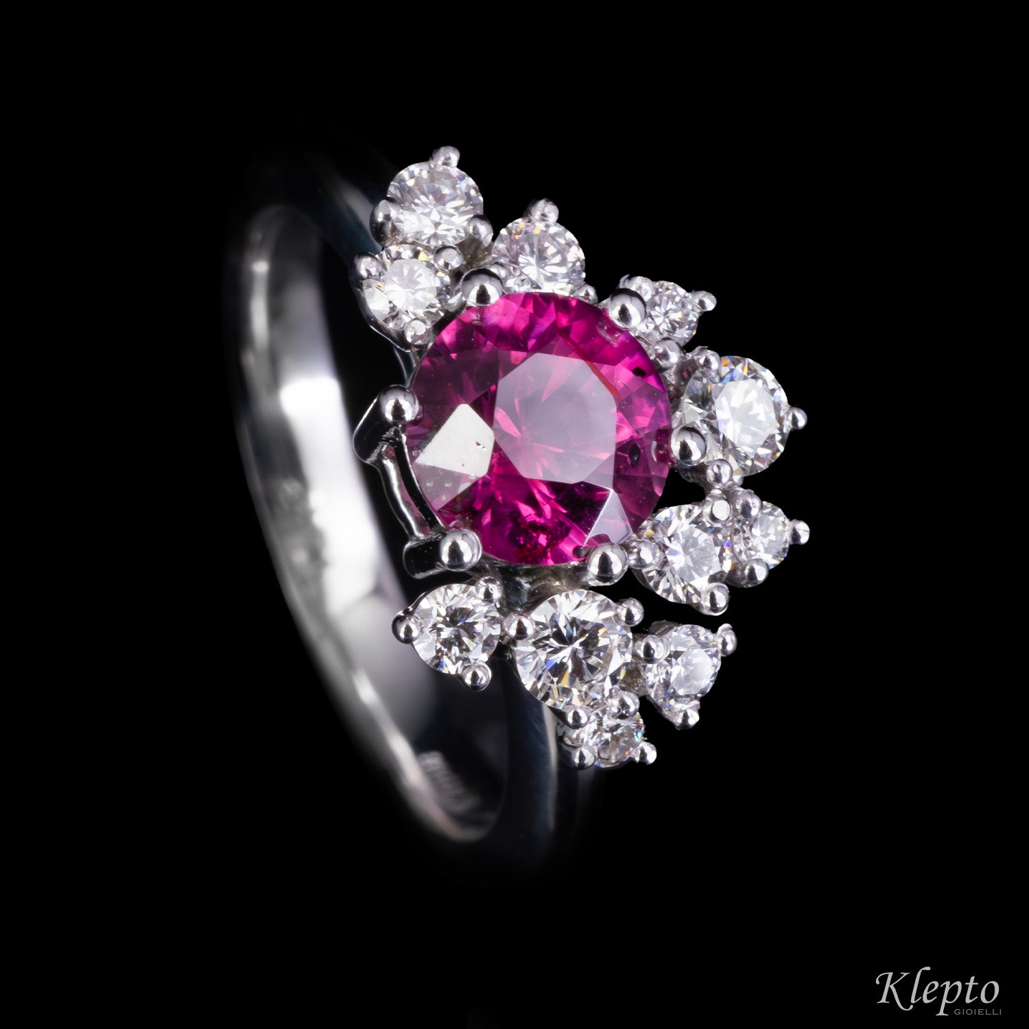 Anello classico by Klepto in oro bianco con Zaffiro e Diamanti