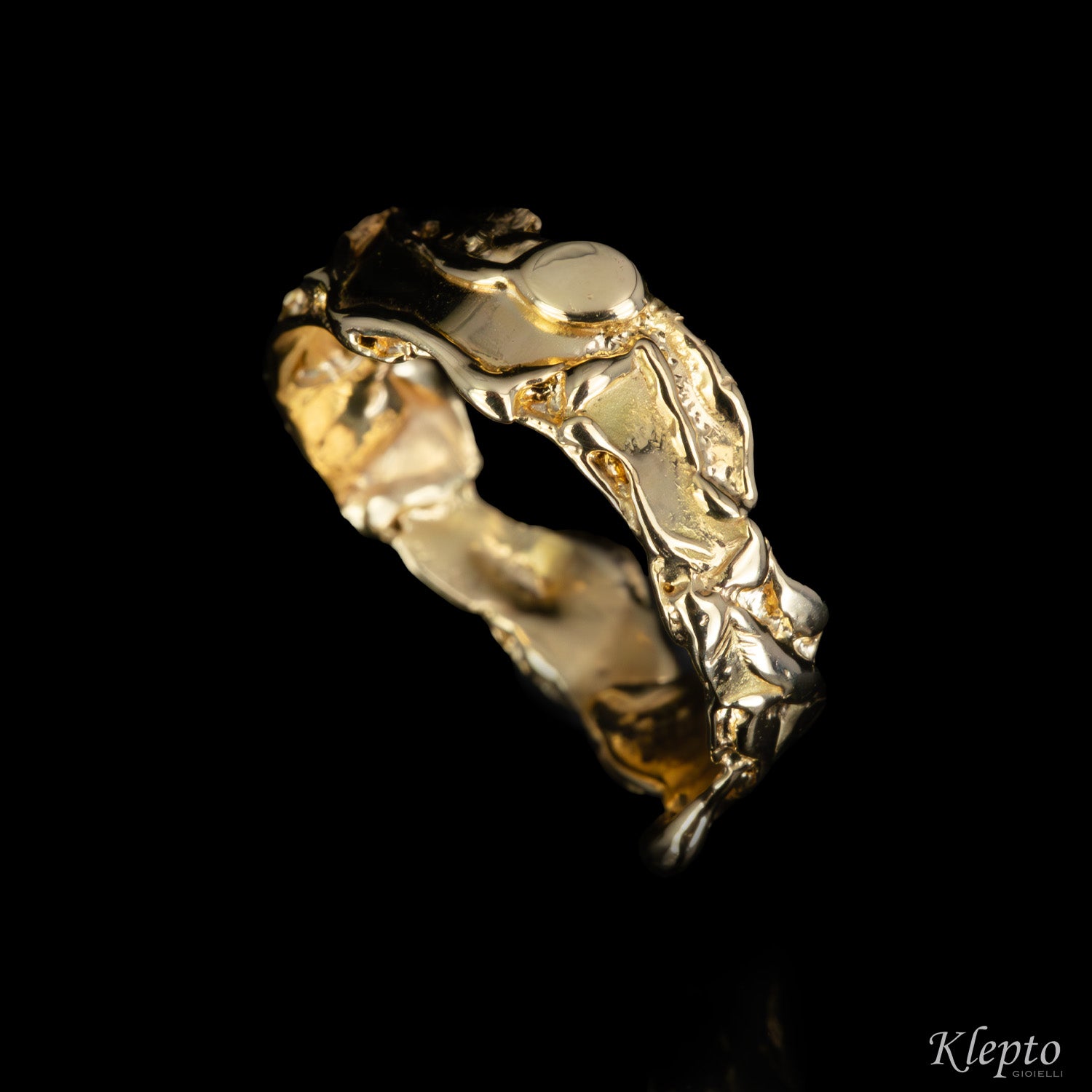 Anello in oro giallo fuso a fiamma