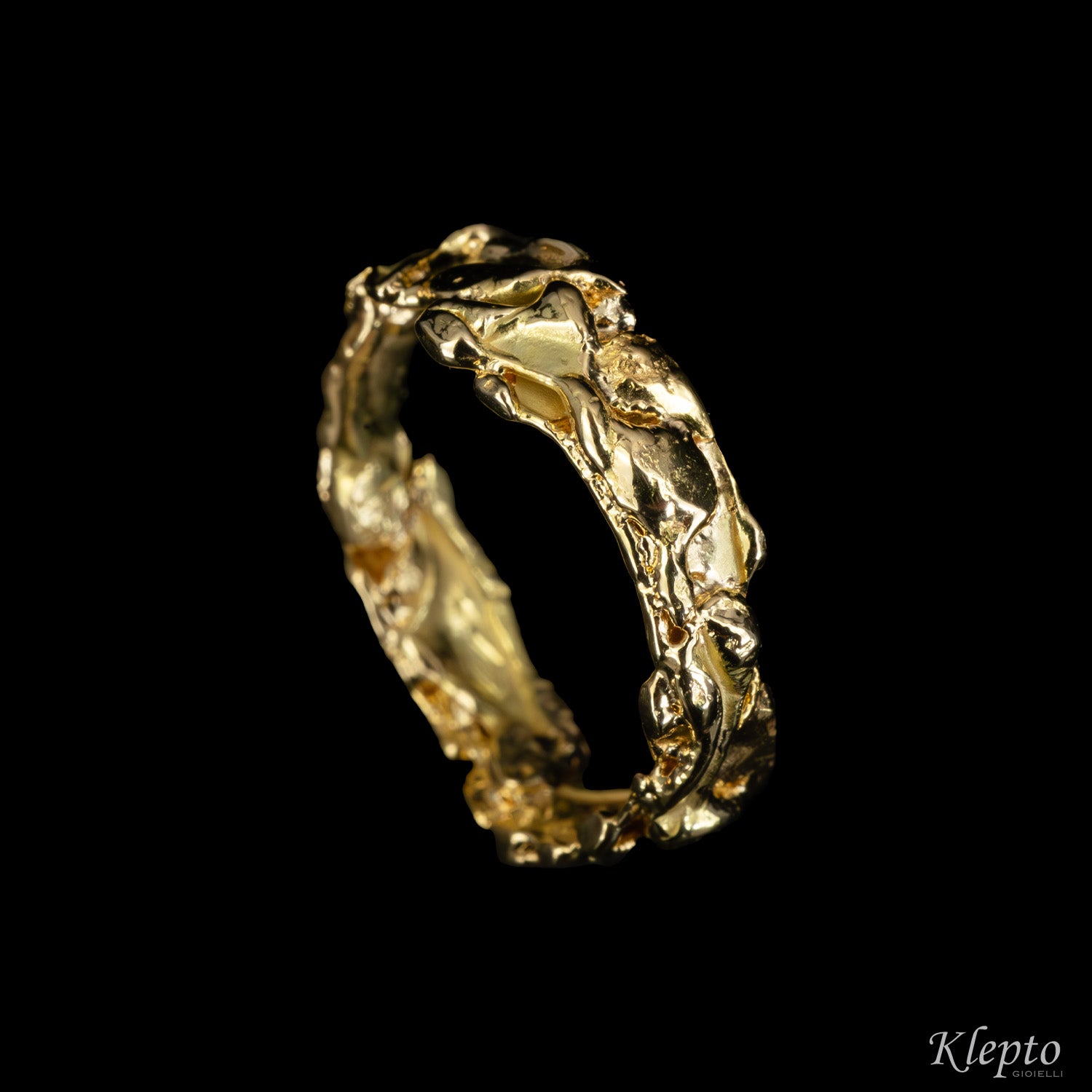 Anello in oro giallo con lastre fuse a fiamma