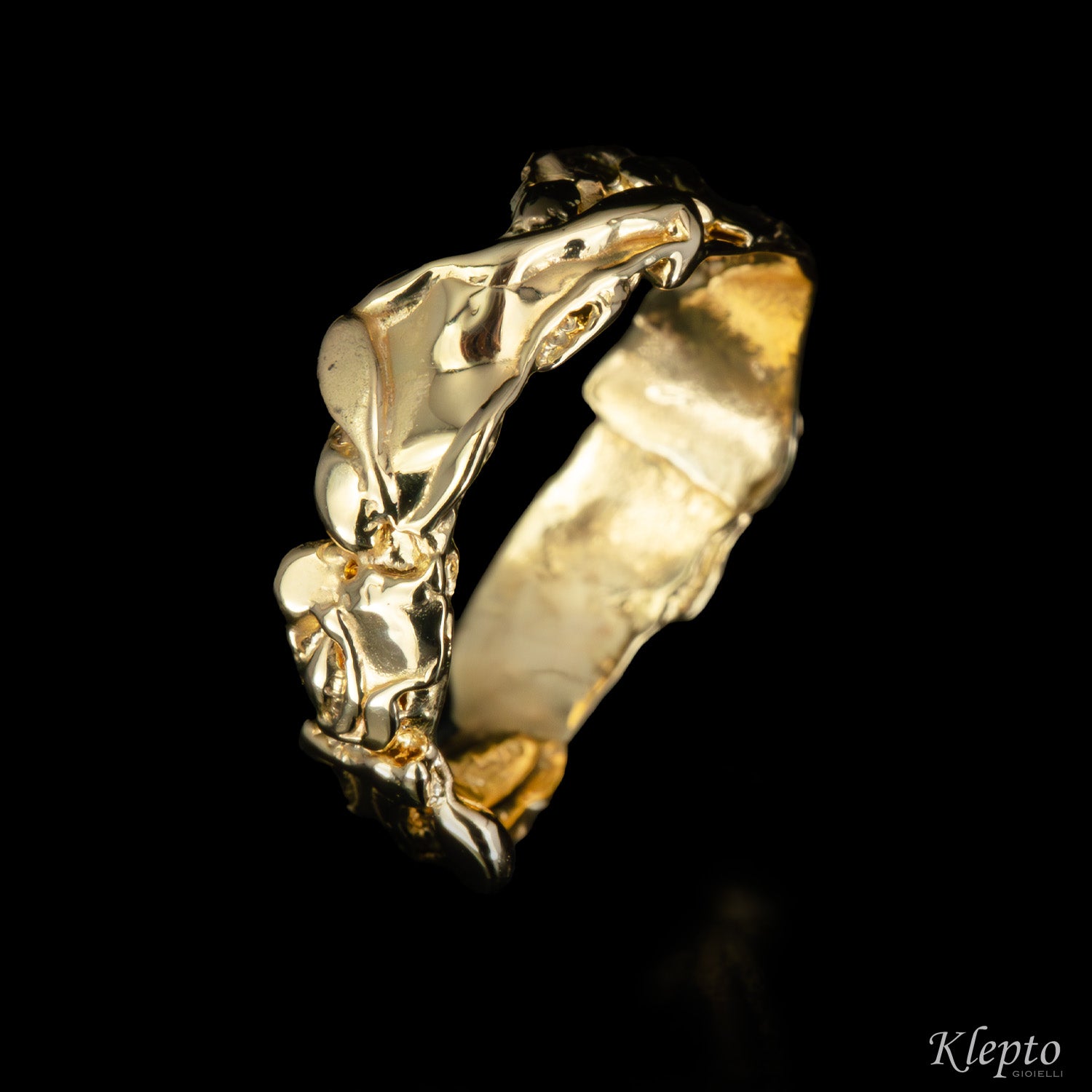 Anello in oro giallo fuso a fiamma