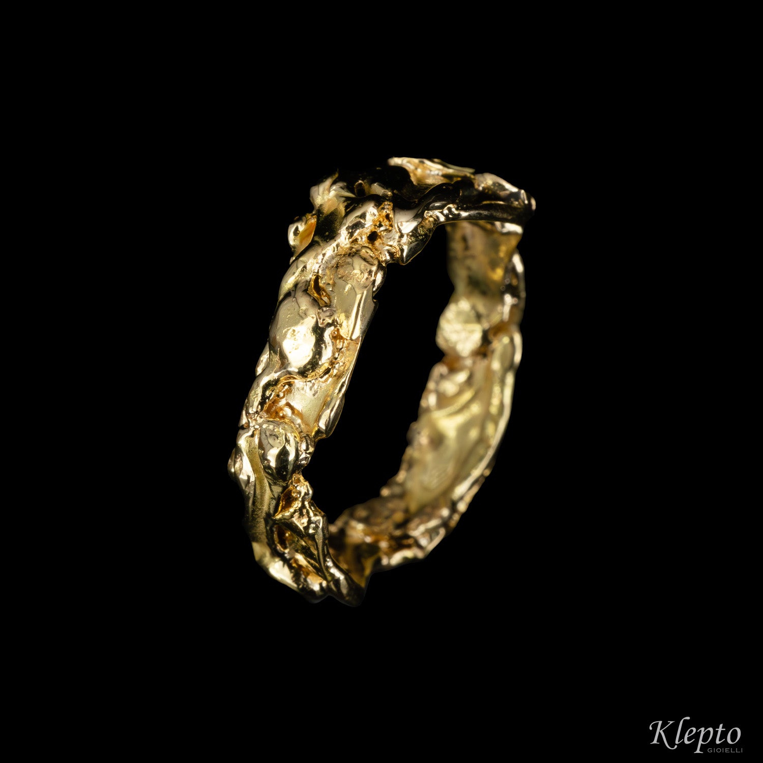 Anello in oro giallo con lastre fuse a fiamma