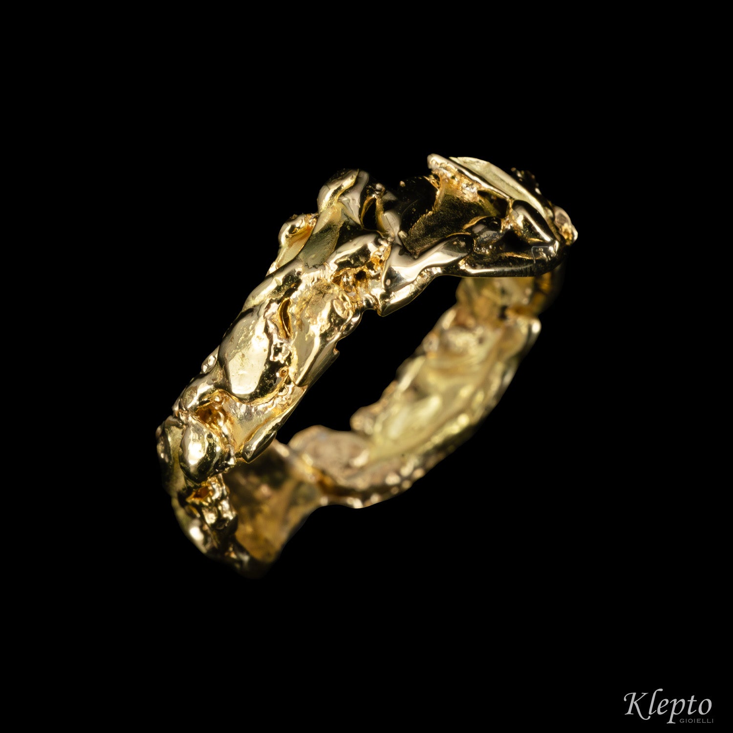 Anello in oro giallo con lastre fuse a fiamma