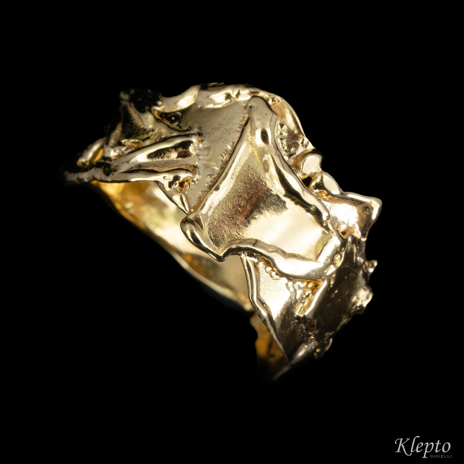 Anello in oro giallo fuso a fiamma