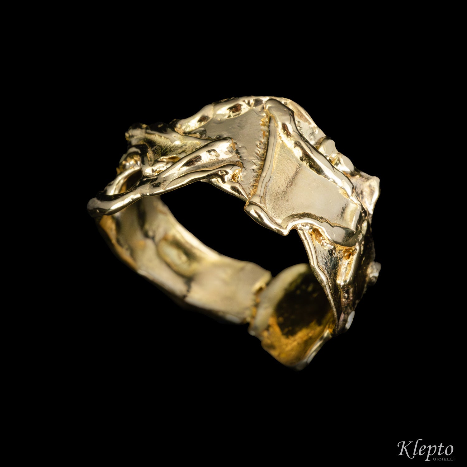 Anello in oro giallo fuso a fiamma