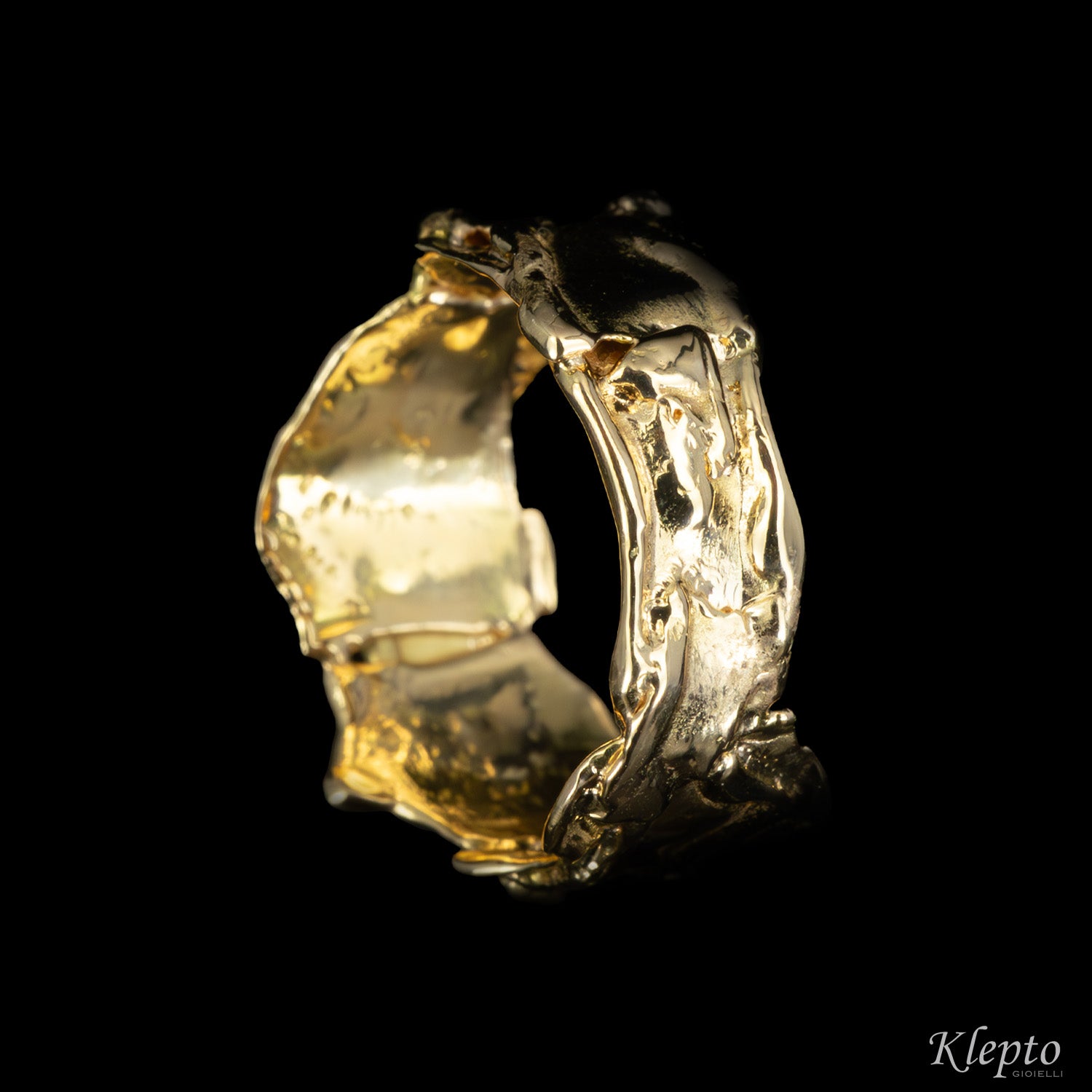 Anello in oro giallo fuso a fiamma