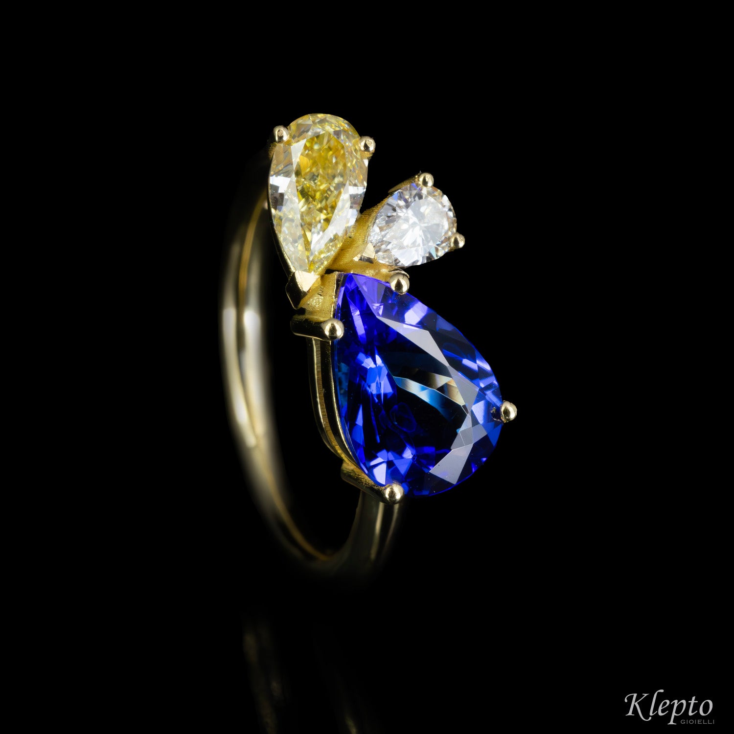 Anello classico by Klepto in oro giallo con Tanzanite e Diamanti