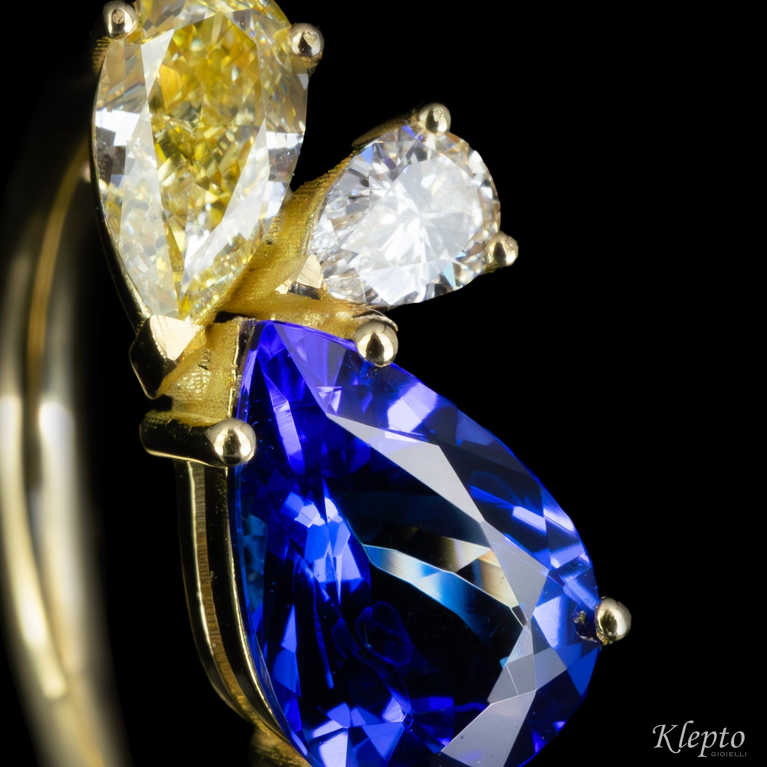 Anello classico by Klepto in oro giallo con Tanzanite e Diamanti