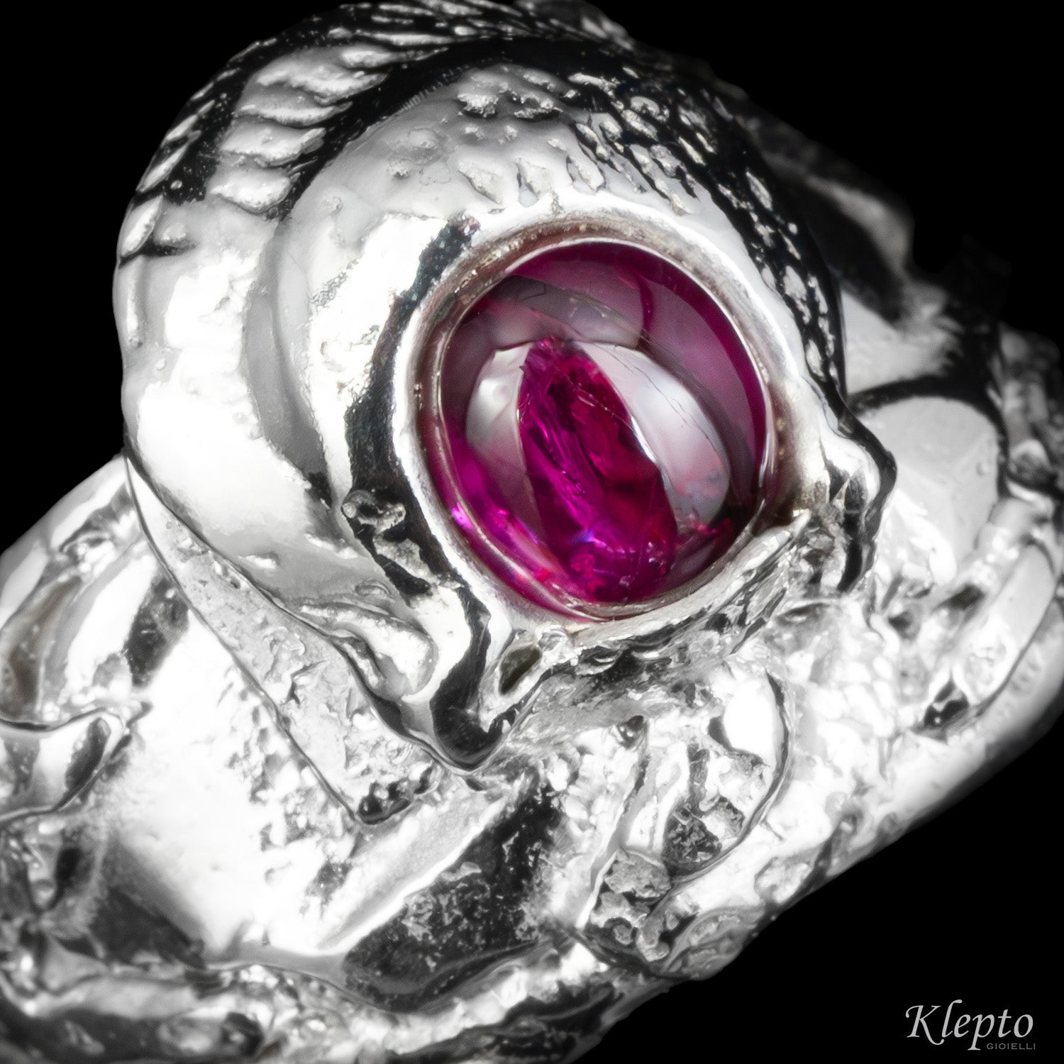 Anello in Argento Silnova® con Rubino