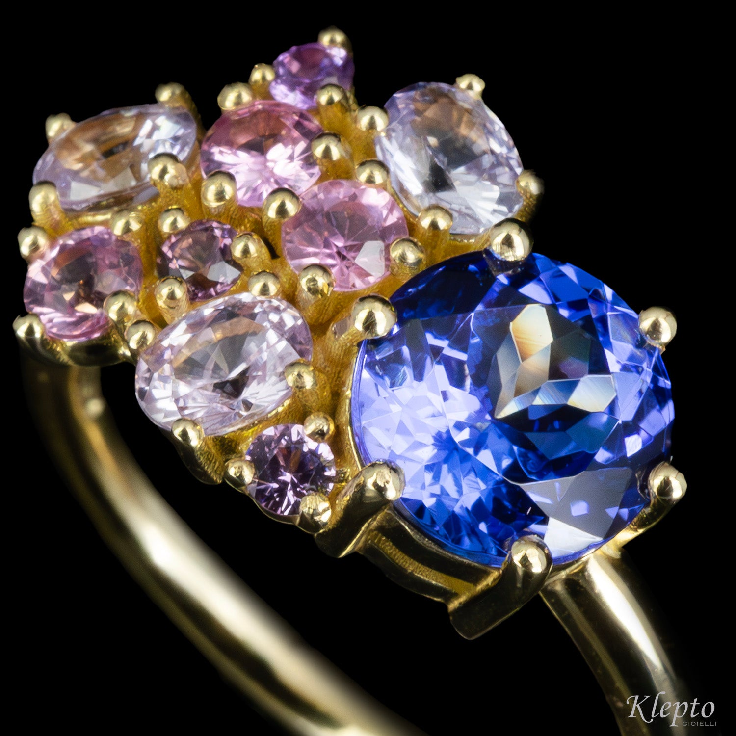 Anello classico by Klepto in oro giallo con Tanzanite e Zaffiri