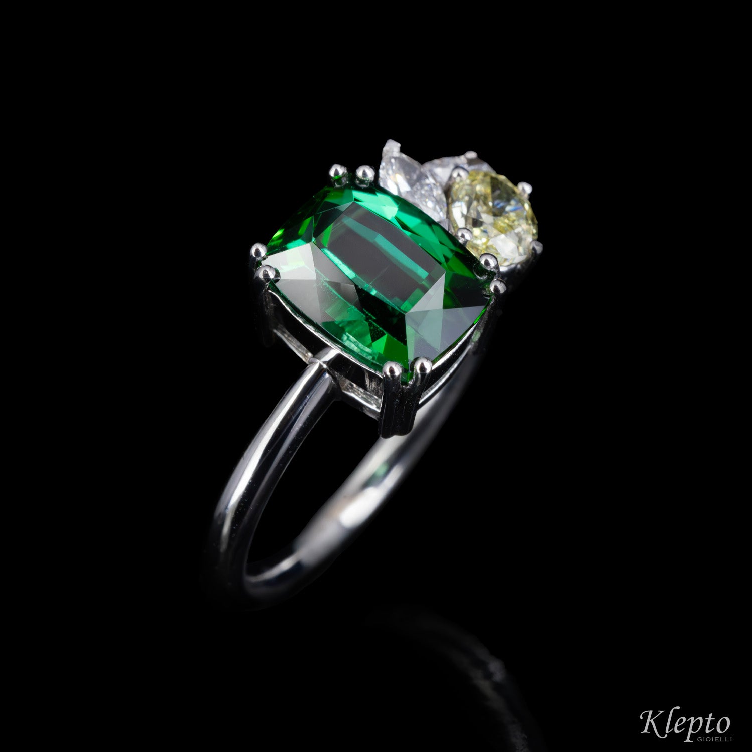 Anello classico by Klepto in oro bianco con Tormalina verde e Diamanti