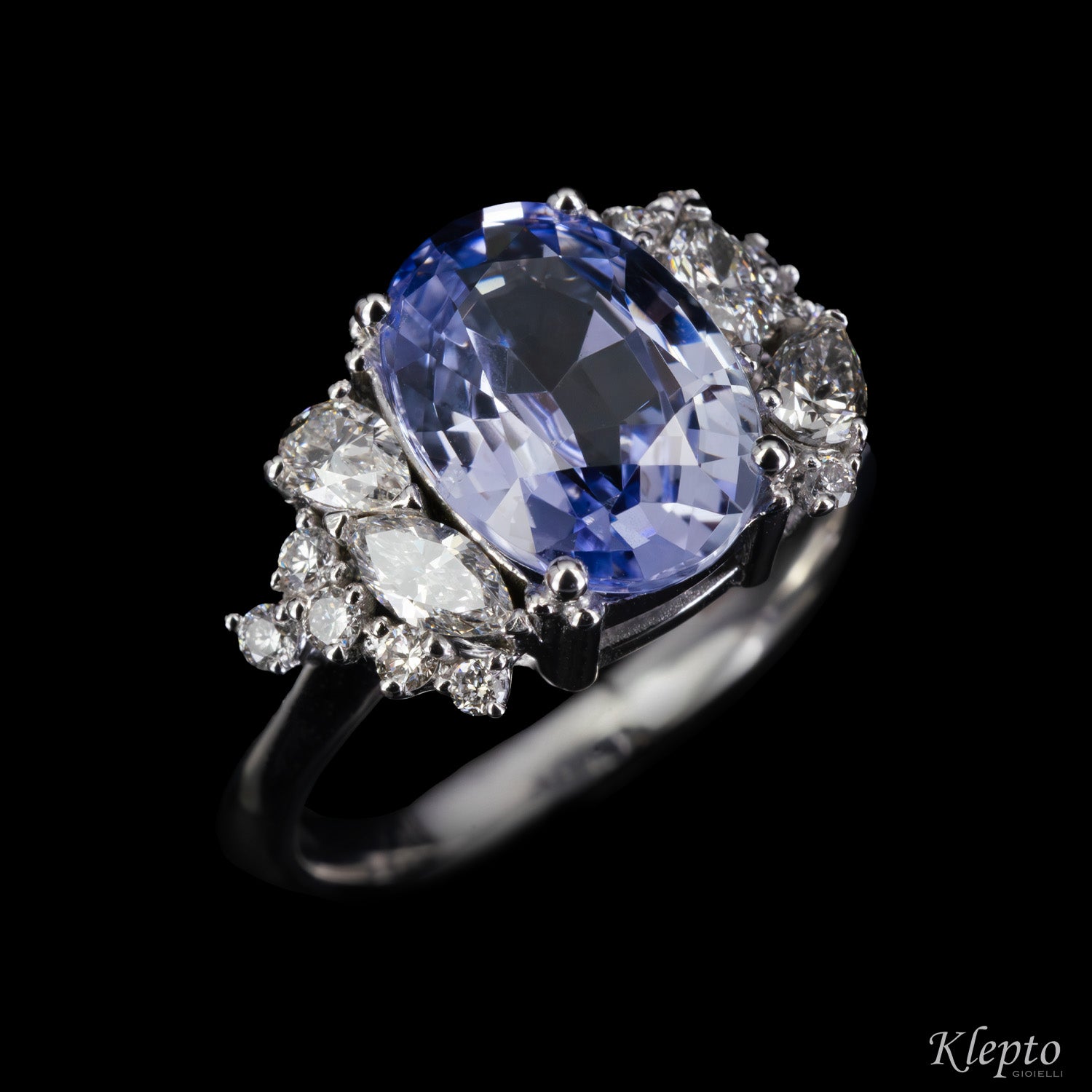 Anello classico by Klepto in oro bianco con Zaffiro light blu e Diamanti