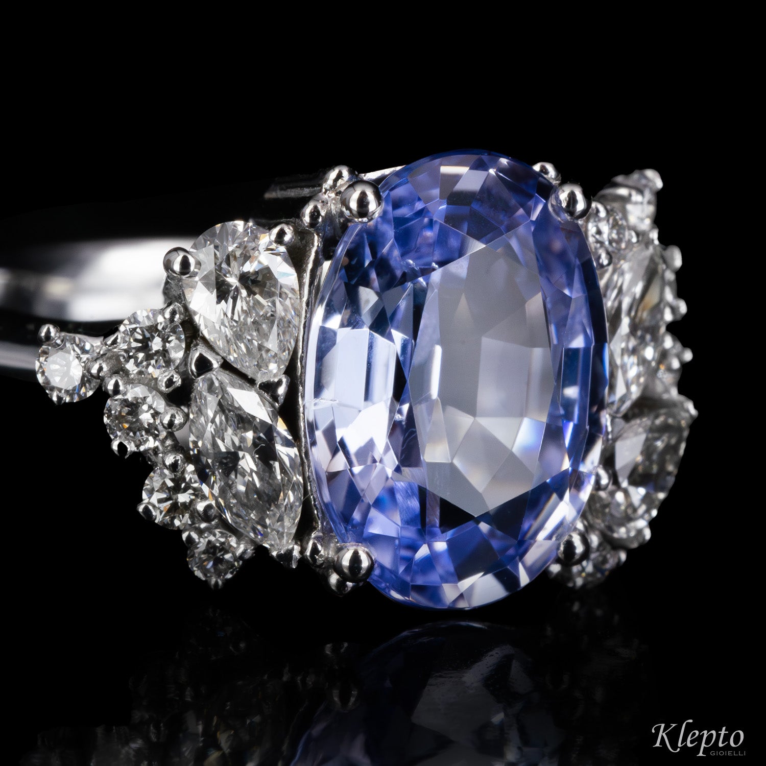Anello classico by Klepto in oro bianco con Zaffiro light blu e Diamanti