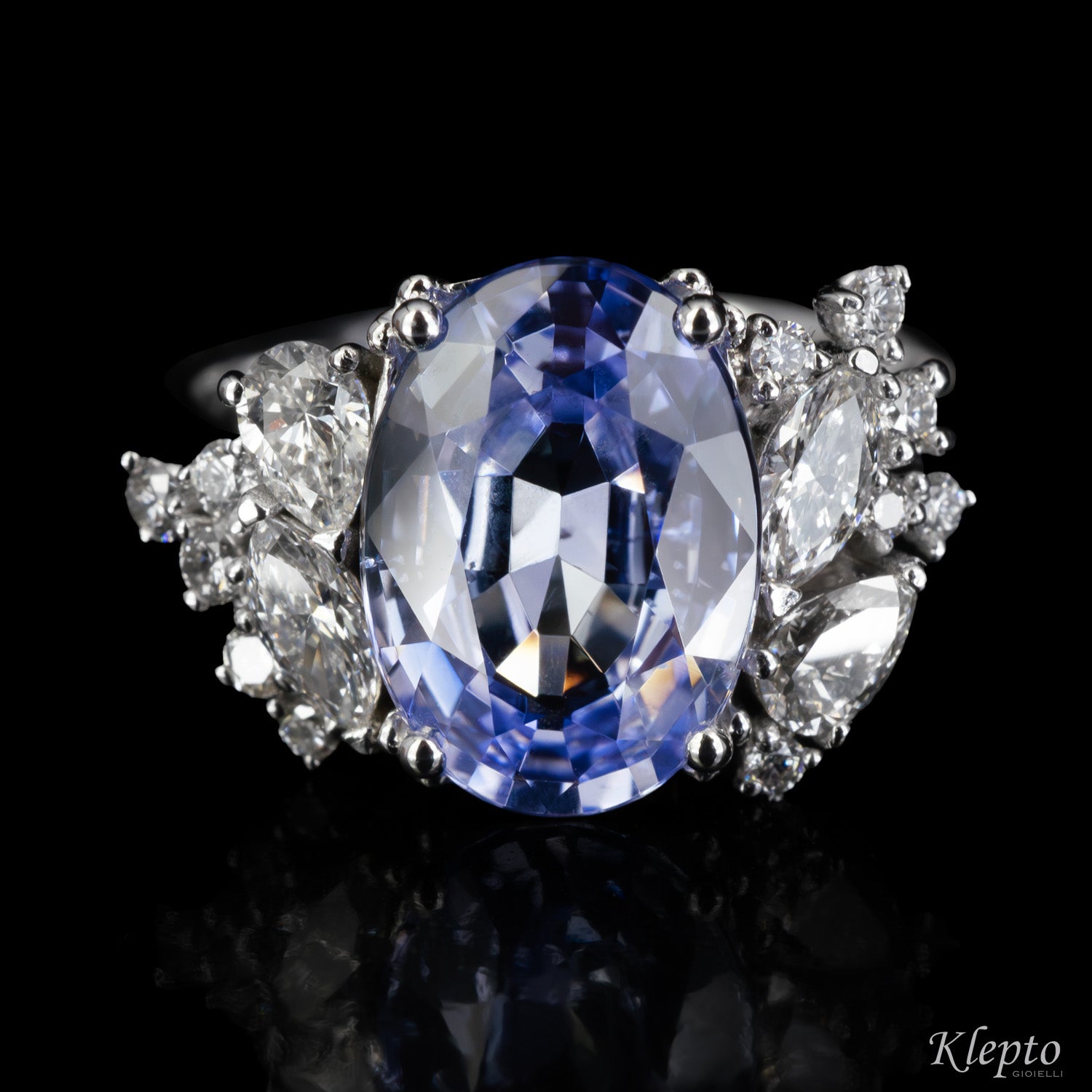 Anello classico by Klepto in oro bianco con Zaffiro light blu e Diamanti