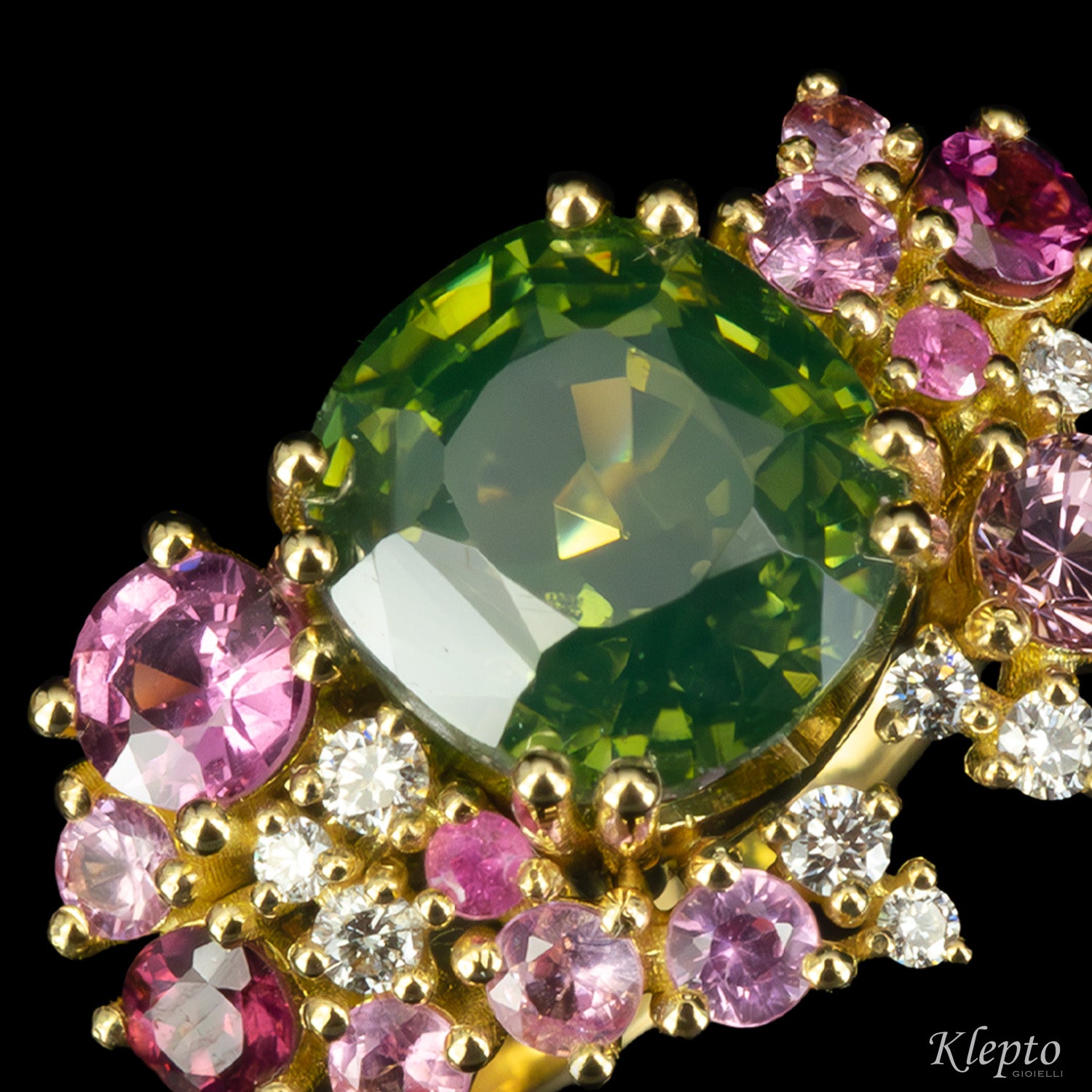 Anello classico by Klepto in oro giallo con Zircone verde naturale, Zaffiri rosa, Rodoliti e Diamanti