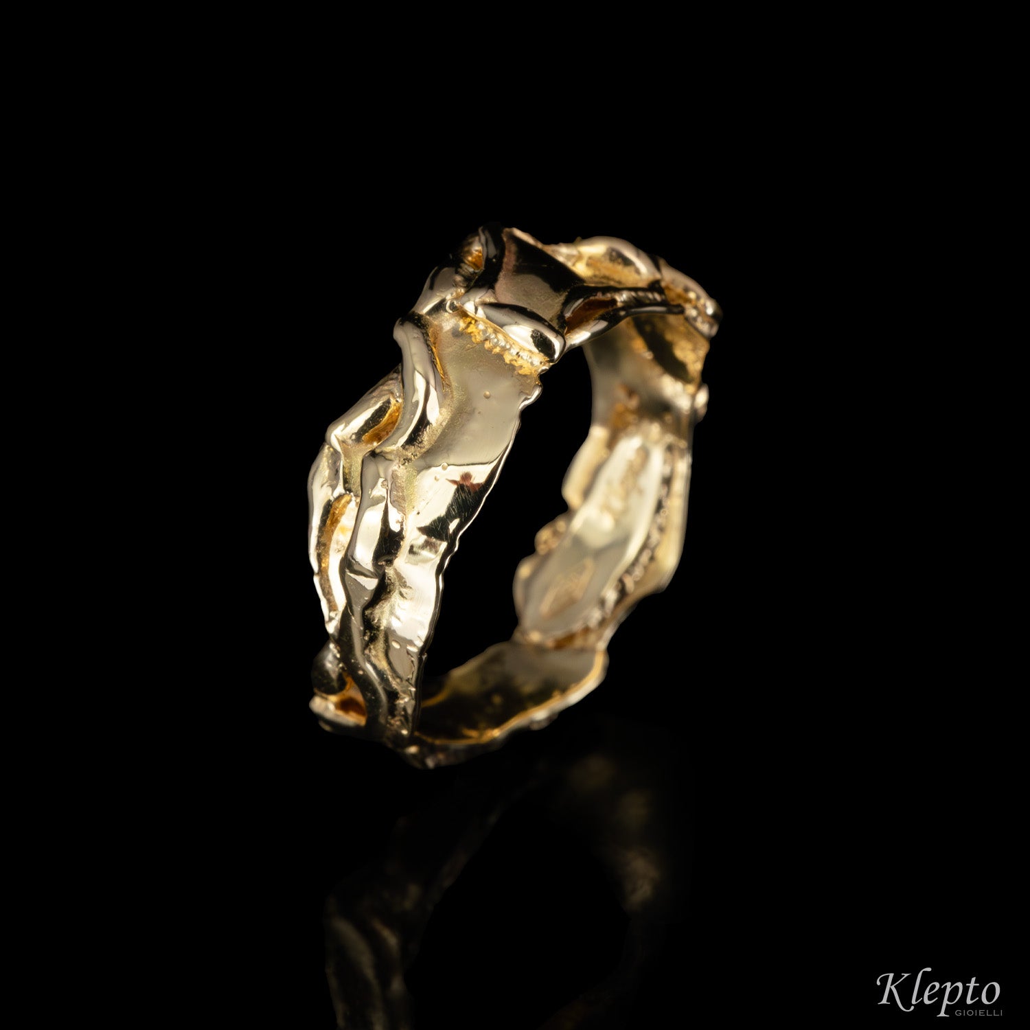 Anello in oro giallo fuso a fiamma