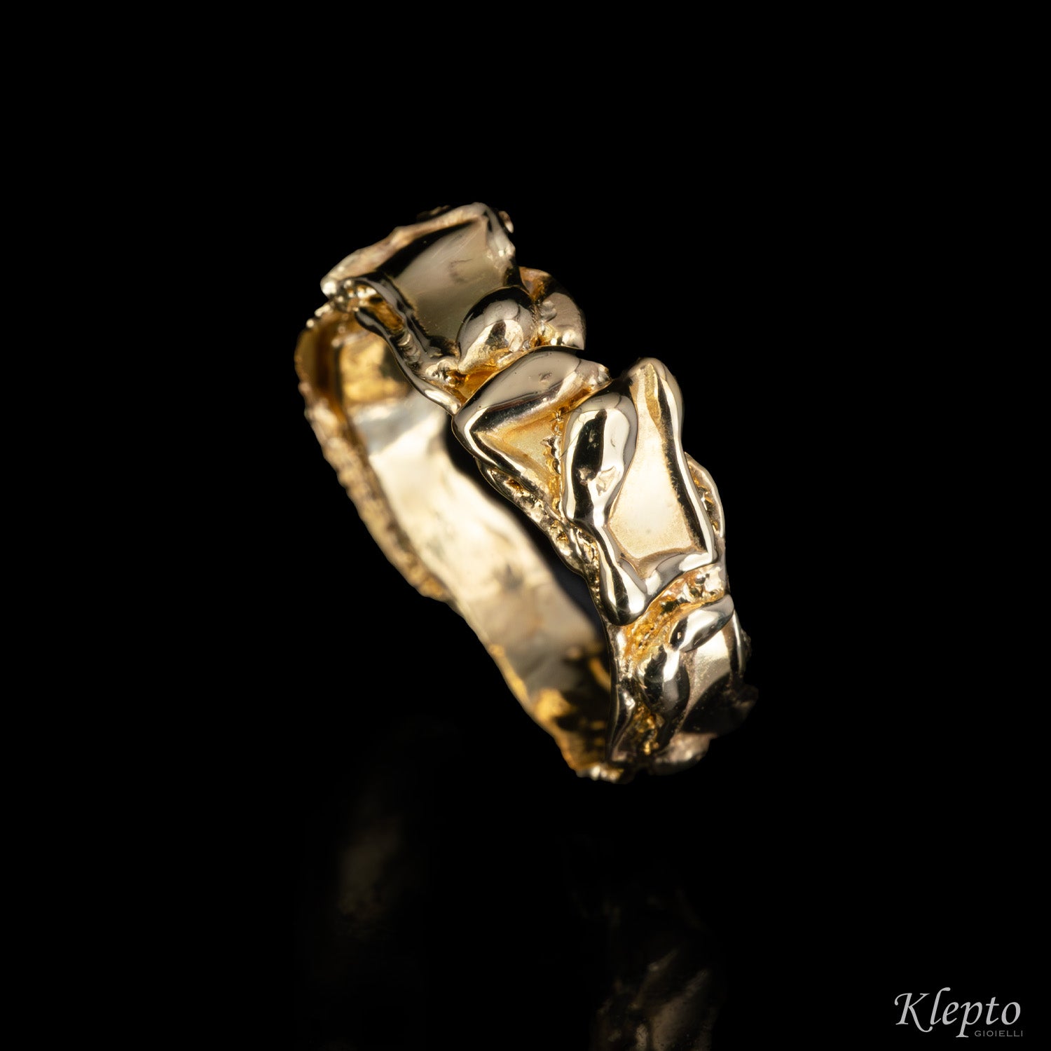 Anello in oro giallo fuso a fiamma