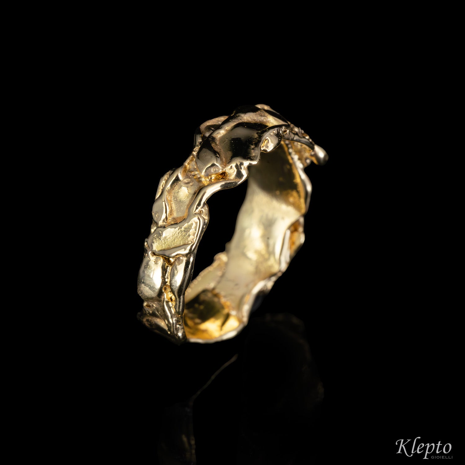 Anello in oro giallo fuso a fiamma