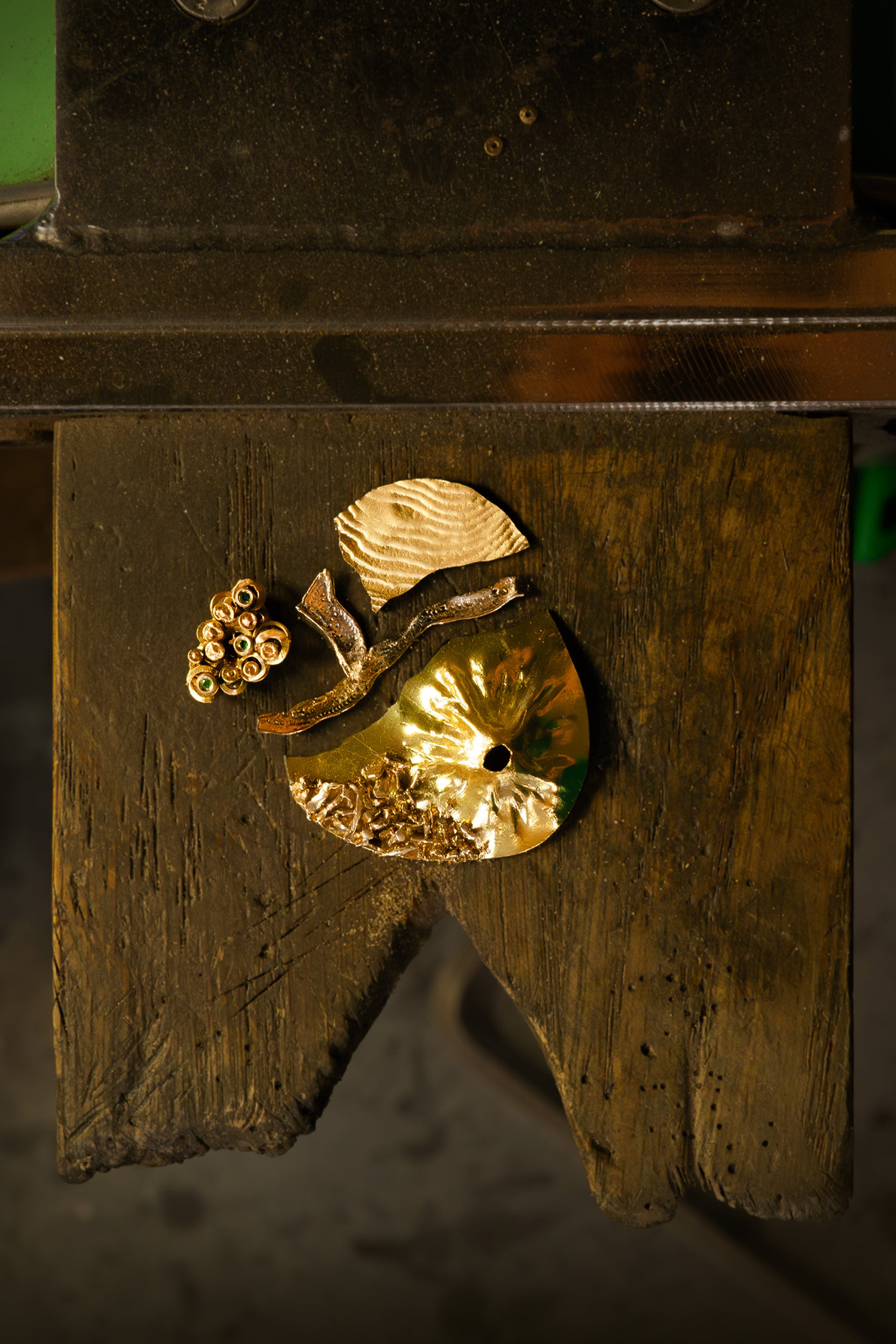 Pendente in oro scultura "Micromondo" con pietre preziose e tesoro nascosto