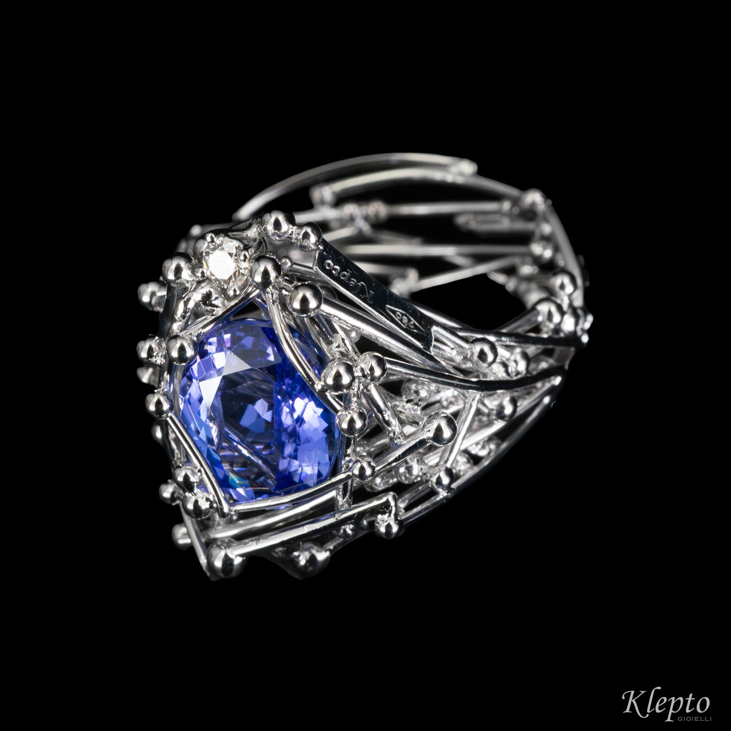 Anello in oro bianco "IntriKo" con Tanzanite e Diamante