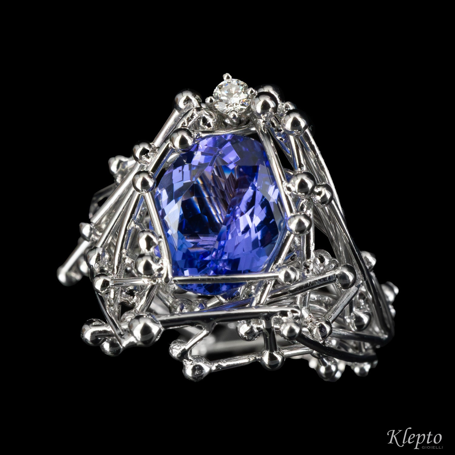 Anello in oro bianco "IntriKo" con Tanzanite e Diamante