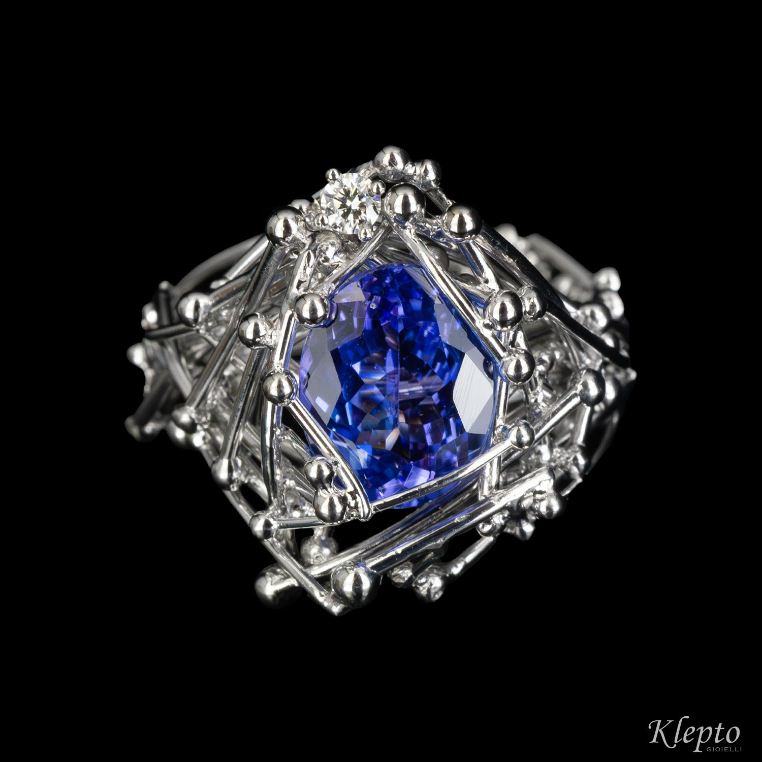 Anello in oro bianco "IntriKo" con Tanzanite e Diamante