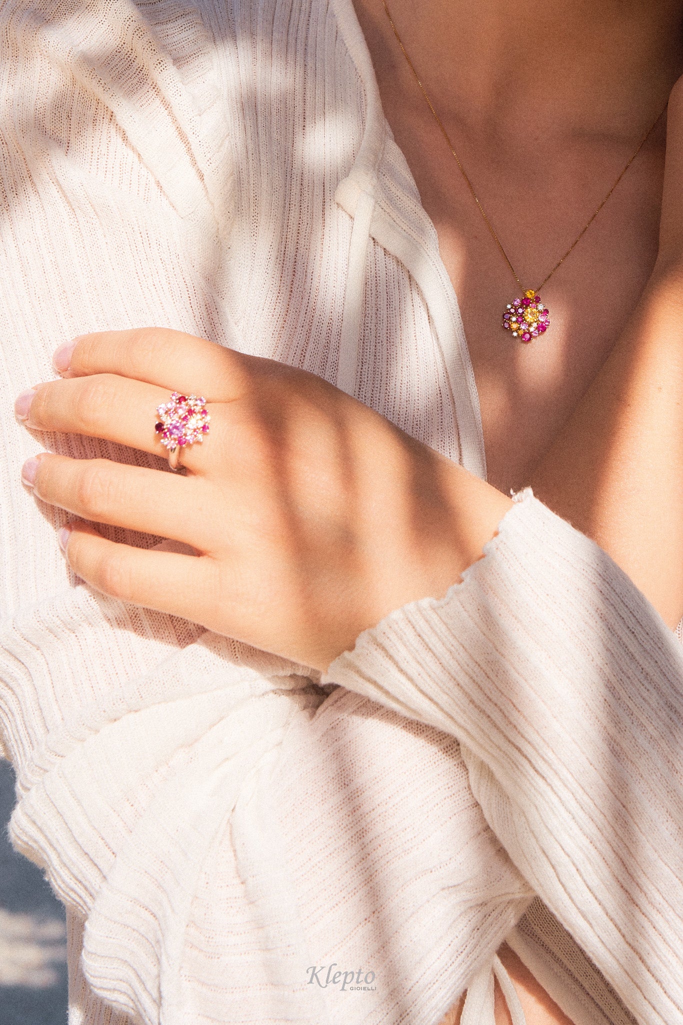 Pendente in oro giallo con Zaffiri rosa e gialli, Rubini e Diamanti