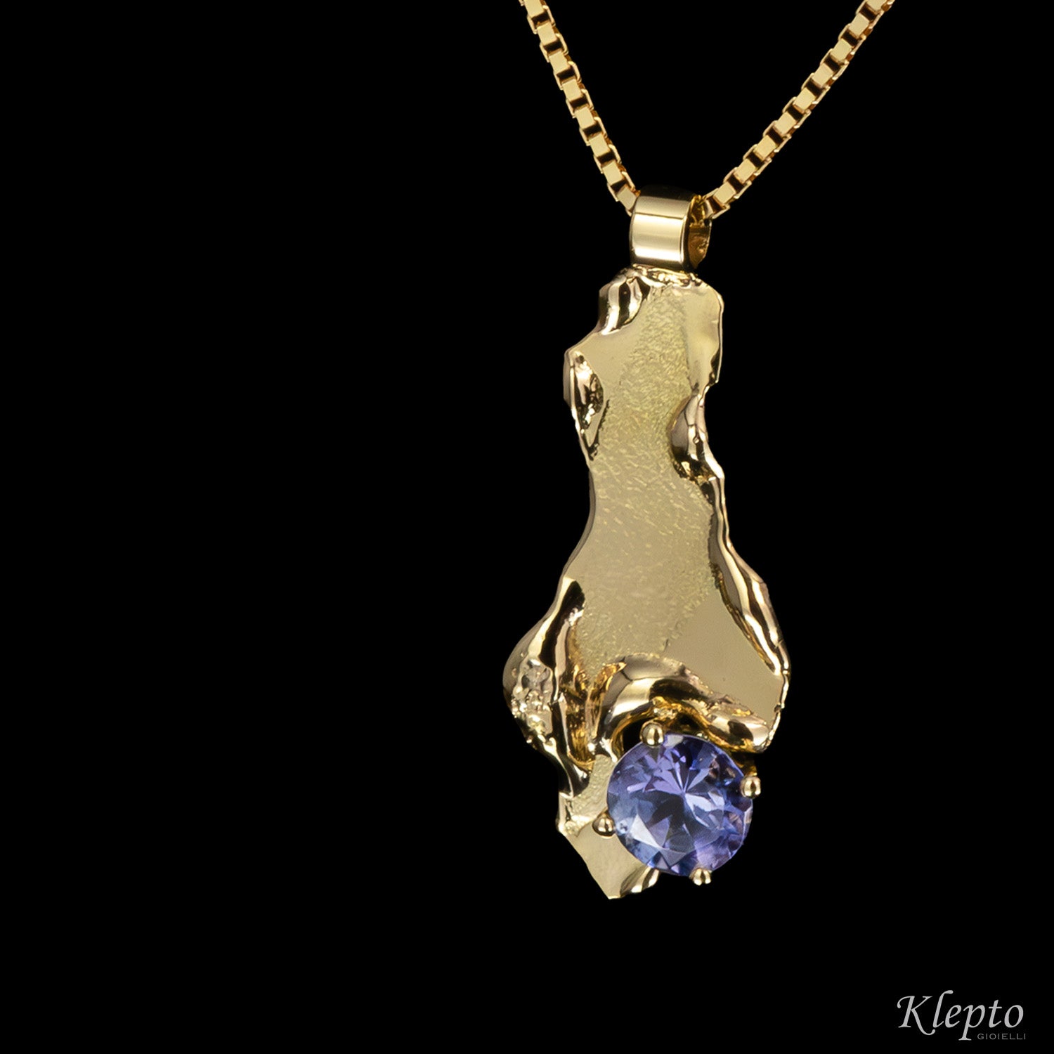 Pendente in oro giallo fuso a fiamma con Tanzanite