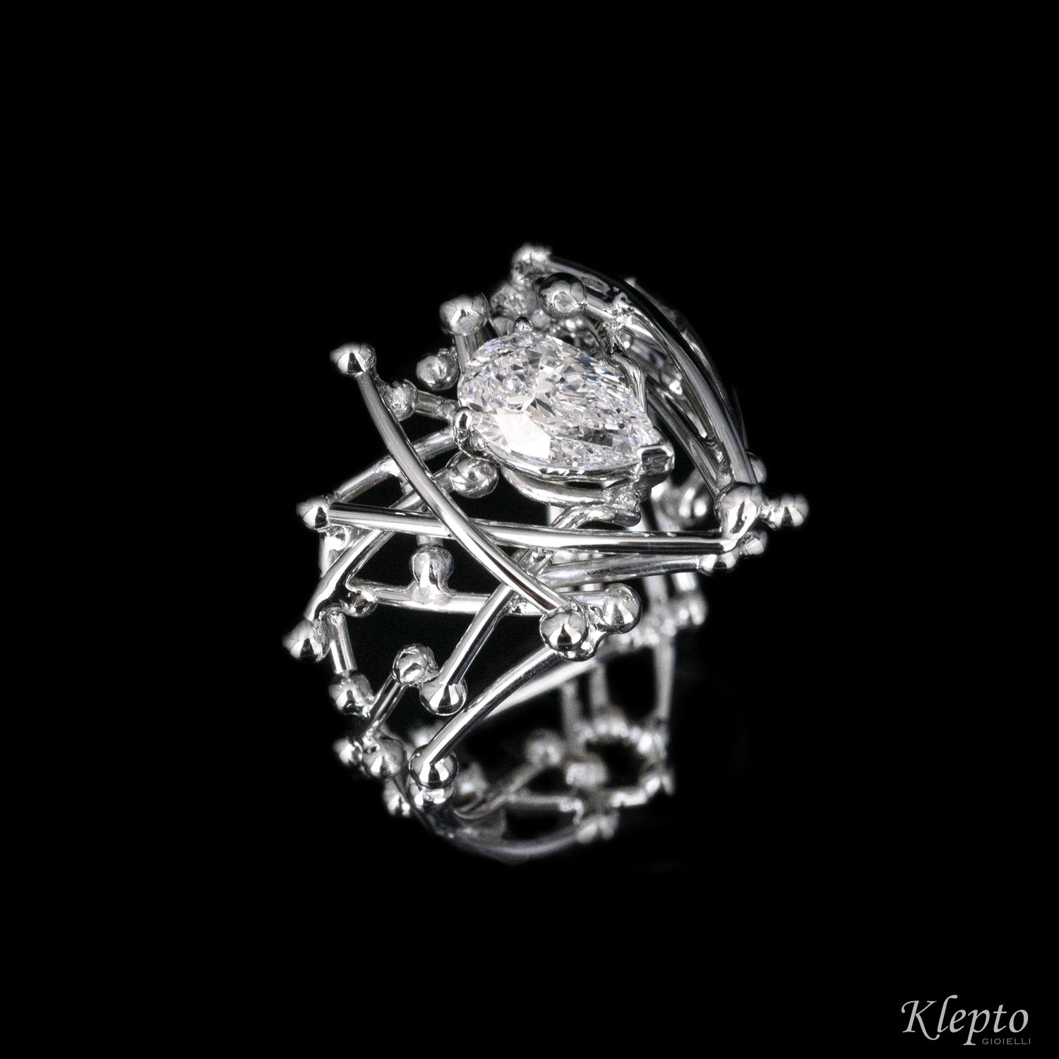 Anello con diamante a on sale goccia